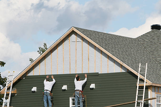 Professional Siding technician working in Clarendon Hills, IL